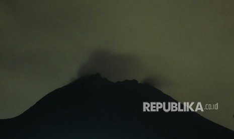 Gunung Merapi mengeluarkan asap terlihat di Stabelan, Tlogolele, Selo, Boyolali, Jawa Tengah, Jumat (25/5) dini hari.