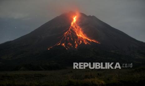 Gunung Merapi mengeluarkan awan panas guguran dipotret dari Srumbung, Magelang, Jateng, Kamis (6/5/2021). Menurut data BPPTKG periode pengamatan pukul 00:00-06:00 WIB secara visual Gunung Merapi teramati 2 kali mengeluarkan awan panas guguran dengan jarak luncur maksimal 2.000 m serta 17 kali guguran lava pijar dengan jarak luncur maksimal 1.600 m kearah barat daya.