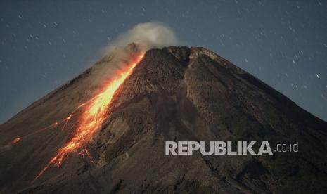 Gunung Merapi mengeluarkan awan panas guguran dipotret dari Turi, Kaupaten Sleman, Provinsi Daerah Istimewa Yogyakarta, Sabtu (24/4/2021). 