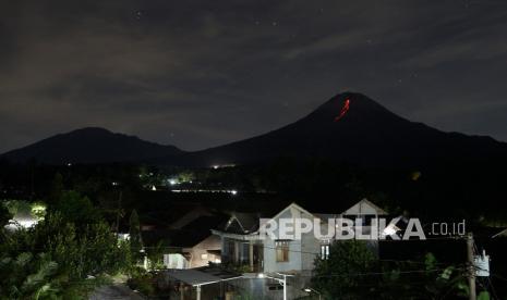 Gunung Merapi mengeluarkan guguran lava pijar terlihat dari Srumbung, Magelang, Jawa Tengah, Senin (3/1/2022). Menurut data BPPTKG periode pengamatan Senin (3/1) pukul 00:24 WIB dan Selasa (4/1) pukul 00:00-06:00 WIB secara visual Gunung Merapi teramati 32 kali mengeluarkan guguran lava pijar dengan jarak luncur maksimal 1.800 m ke arah barat daya. 