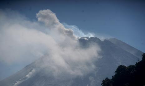 Gunung Merapi mengeluarkan guguran lava terlihat dari Turgo, Purwobinamgun, Pakem, Sleman, D.I Yogyakarta, Rabu (11/8/2021). Menurut data BPPTKG periode pengamatan pukul 06:00-12.00 WIB secara visual Gunung Merapi teramati mengalami 12 kali guguran dengan jarak luncur 500 - 1000 meter ke arah barat daya.