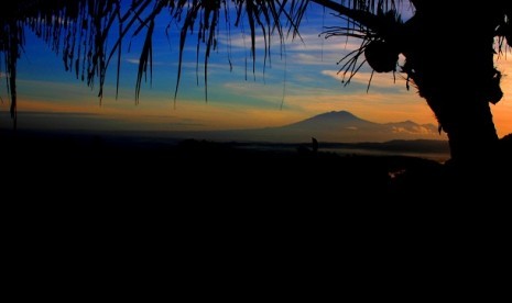 Gunung Merapi terlihat saat sunrise di Dusun Gambarsari, Desa Jurangjero, Kecamatan Ngawen, Kabupaten Gunung Kidul, DIY, Jumat (27/12).