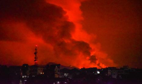 Letusan Gunung Nyiragongo di Kongo membuat langit memerah di Kota Goma, Kongo.