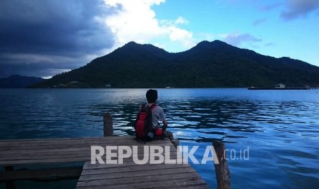 Gunung Ranai dari kejauhan.