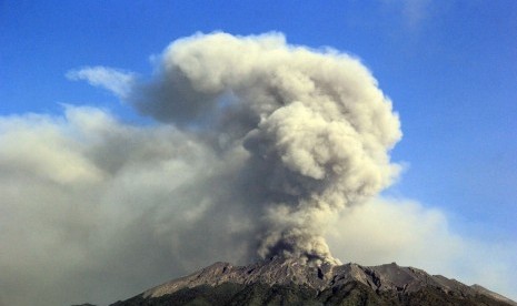  Gunung Raung mengeluarkan asap solvatara terlihat dari Desa Sempol, Songgon, Banyuwangi, Jawa Timur, Kamis (23/7). 