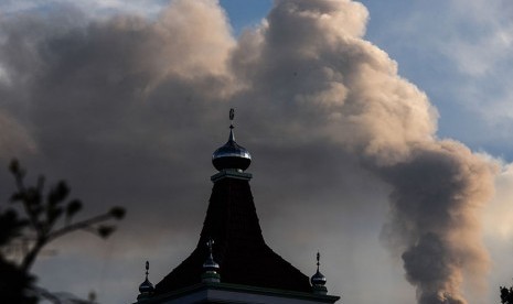  Gunung Raung mengeluarkan awan panas terlihat dari Desa Melaten, Bondowoso, Jawa Timur, Ahad (12/7).   (Antara/Zabur Karuru)