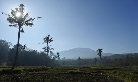 Gunung Raung terlihat dari Desa Gunung Malang, Sumberjambe, Jember, Jawa Timur, Kamis (28/7/2022). Gunung Raung setinggi 3.332 meter di atas permukaan laut (mdpl) mengeluarkan abu vulkanik pada Rabu (27/7/2022) kemarin pukul 17.19-17.28 WIB dan status gunung level I atau normal.