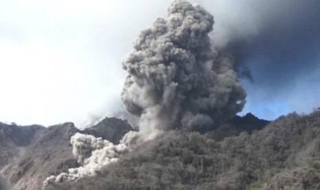 Gunung Rokatenda, salah satu gunung api aktif di Indonesia.