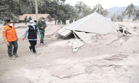 Gunung Semeru meletus Sabtu (4/12). Gubernur Jatim Khofifah Indar Parawansa langsung memerintahkan BPBD Jatim dan Dinas Sosial mengirim bantuan tenaga, peralatan hingga logistik untuk penanganan warga terdampak erupsi, termasuk pengungsi. 