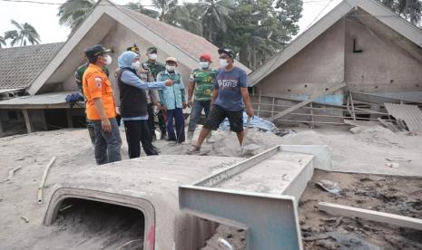 Gunung Semeru meletus Sabtu (4/12). Gubernur Jatim Khofifah Indar Parawansa langsung memerintahkan BPBD Jatim dan Dinas Sosial mengirim bantuan tenaga, peralatan hingga logistik untuk penanganan warga terdampak erupsi, termasuk pengungsi. 