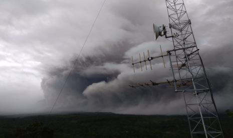 Gunung Semeru mengeluarkan Awan Panas Guguran (APG) dengan jarak luncur kurang lebih 4,5 kilometer, Sabtu (16/1) pukul 17.24 WIB. 