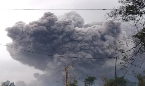 Gunung Semeru mengeluarkan Awan Panas Guguran (APG) dengan jarak luncur kurang lebih 4,5 kilometer, Sabtu (16/1) pukul 17.24 WIB. 