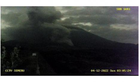 Gunung Semeru mengeluarkan Awan Panas Guguran (APG). (Ilustrasi)