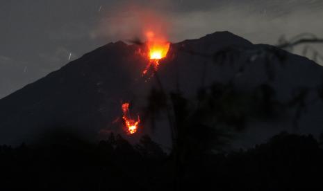 Gunung Semeru mengeluarkan guguran lava pijar terlihat dari Desa Sumberwuluh, Lumajang, Jawa Timur, Kamis (9/12/2021). Pusat Vulkanologi dan Mitigasi Bencana Geologi meminta warga di sekitar kawasan Gunung Semeru tetap waspada karena potensi erupsi Gunung Semeru masih bisa terjadi.