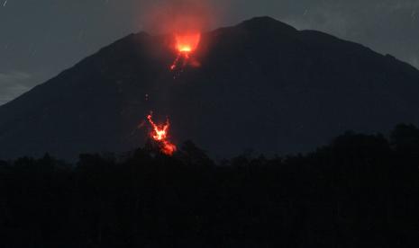 Gunung Semeru mengeluarkan guguran lava pijar terlihat dari Desa Sumberwuluh, Lumajang, Jawa Timur, Kamis (9/12/2021). Pusat Vulkanologi dan Mitigasi Bencana Geologi meminta warga di sekitar kawasan Gunung Semeru tetap waspada karena potensi erupsi Gunung Semeru masih bisa terjadi.