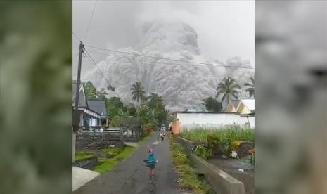 Gunung Semeru saat meletetus pada 4 Desember 2021.