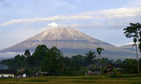 Gunung Semeru terlihat di Kabupaten Lumajang, Provinsi Jawa Timur.