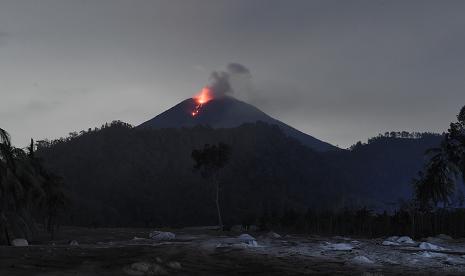 Gunung Semeru yang mengeluarkan lava pijar terlihat dari Desa Sumberwuluh, Lumajang, Jawa Timur, Senin (6/12/2021). Pusat Vulkanologi dan Mitigasi Bencana Geologi meminta warga di sekitar kawasan Gunung Semeru tetap waspada karena potensi erupsi Gunung Semeru masih bisa terus terjadi. 