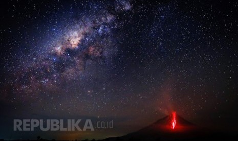 Gunung Sinabung dan gugus bintang Bima Sakti