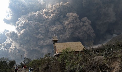 Gunung Sinabung erupsi pada Februari 2014