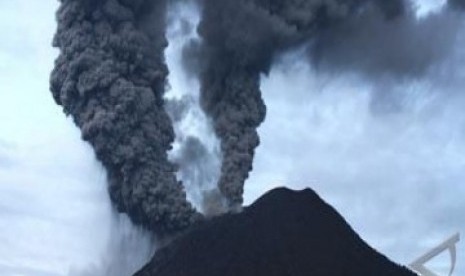 Gunung Sinabung meletus