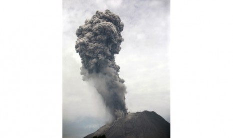  Gunung Sinabung memuntahkan material vulkanik ke udara saat meletus di Karo, Sumatera Utara, Selasa, 17/9).  (AP/Binsar Bakkara)