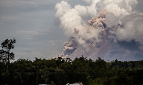 Gunung Sinabung mengeluarkan material vulkanik disertai awan panas, tampak dari Desa Jaranguda, Karo, Sumatera Utara, Rabu (1/4). 