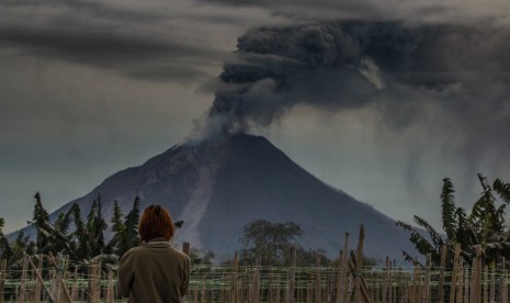 Gunung Sinabung mengeluarkan material vulkanik ketika erupsi dilihat dari Desa Raja Payung, Karo, Sumatera Utara, Rabu (31/8). 