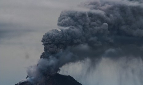 Gunung Sinabung mengeluarkan material vulkanik ketika erupsi dilihat dari Desa Raja Payung, Karo, Sumatera Utara, Rabu (31/8).