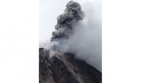 Gunung Sinabung mengeluarkan material vulkanis ketika erupsi, dilihat dari Desa Tiga Serangkai, Karo, Sumatera Utara, Jumat (13/11).