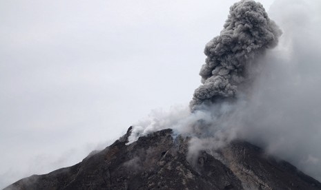 Gunung Sinabung mengeluarkan material vulkanis ketika erupsi, dilihat dari Desa Tiga Serangkai, Karo, Sumatera Utara, Jumat (13/11).