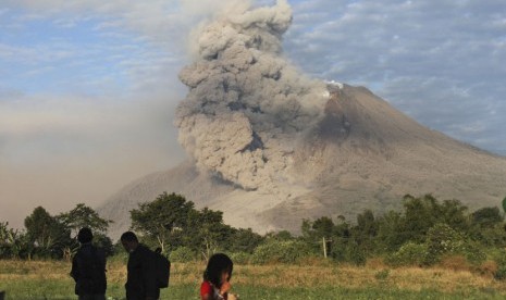   Gunung Sinabung menyemburkan debu vulkanik, terlihat dari Perteguhen, Karo, Sumut, Senin (6/1).    (AP/Binsar Bakkara)