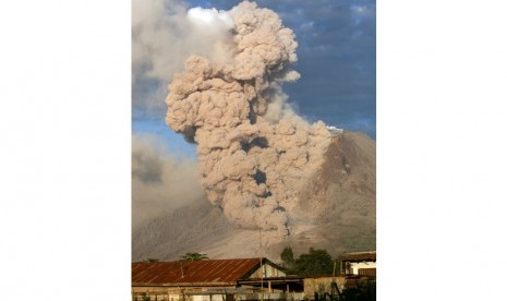   Gunung Sinabung menyemburkan debu vulkanik, terlihat dari Perteguhen,Karo, Sumut, Senin (6/1).    (AP/Binsar Bakkara)