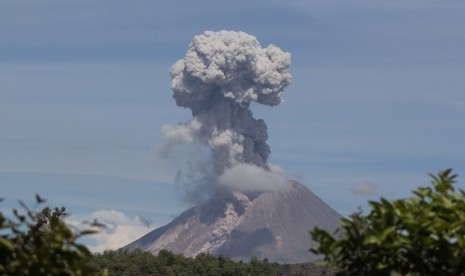 Gunung Sinabung menyemburkan material vulkanik ketika erupsi, di Karo, Sumatera Utara, Rabu (25/5). 