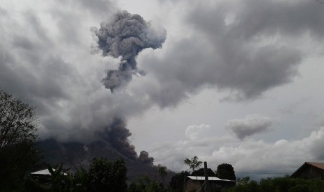 Gunung Sinabung menyemburkan material vulkanik ketika erupsi, di Karo, Sumatera Utara, Rabu (25/5). 