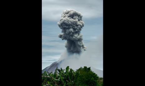 Gunung Sinabung menyemburkan material vulkanik ketika erupsi, di Karo, Sumatera Utara, Sabtu (16/9). Aktivitas Gunung Sinabung berstatus Awas (level IV) meningkat, ditandai dengan erupsi dan luncuran awan panas.