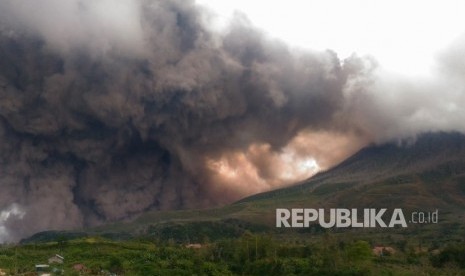 Gunung Sinabung menyemburkan material vulkanik ketika erupsi, di Karo, Sumatera Utara, Rabu (27/12). 