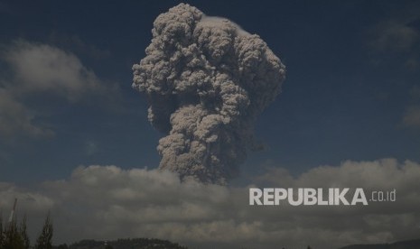 Gunung Sinabung menyemburkan material vulkanik ketika erupsi, di Karo, Sumatera Utara, Senin (19/2). 