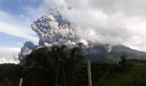 Gunung Sinabung menyemburkan material vulkanik saat erupsi, di Karo, Sumatera Utara, Ahad (9/6/2019). 