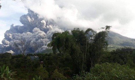 Gunung Sinabung menyemburkan material vulkanik saat erupsi, di Karo, Sumatera Utara, Minggu (9/6/2019).