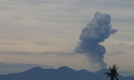 Gunung Sinabung menyemburkan material vulkanik tampak dari kawasan Sunggal (70 km dari Sinabung), Deli Serdang, Sumatera Utara, Selasa, (19/7). 