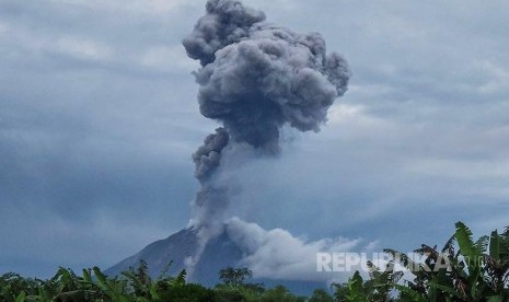 Gunung Sinabung menyemburkan material vulkanik terlihat dari Desa Guru Singa, Karo, Sumatera Utara, Selasa (21/2). Aktivitas Gunung Sinabung yang berstatus Awas (level IV), meningkat sejak sepekan terakhir ditandai dengan erupsi dan luncuran lava pijar.