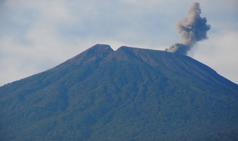 Gunung Slamet mengeluarkan asap terlihat dari Pos Pengamatan Gunung Api Slamet, Desa Gambuhan, Pemalang, Jateng, Jumat (2/5). 