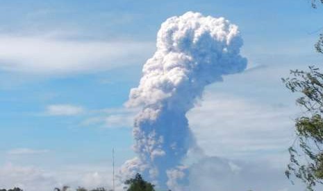 Gunung Soputan di Kabupaten Minahasa Tenggara, Sulawesi Utara, Rabu (3/10) meletus. BNPB menyatakan tinggi abu vulkanik yang ditimbulkan mencapai 4 KM. 