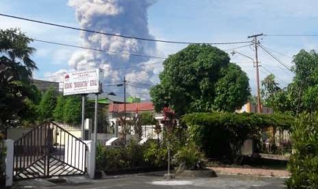 Gunung Soputan di Kabupaten Minahasa Tenggara, Sulawesi Utara, Rabu (3/10) meletus. BNPB menyatakan tinggi abu vulkanik yang ditimbulkan mencapai 4 KM. 