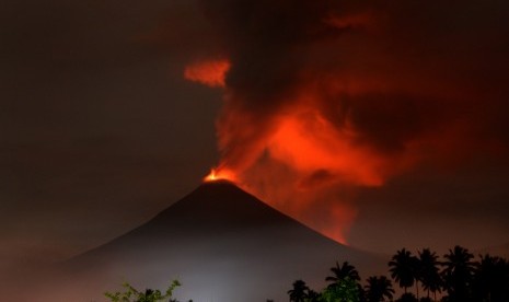 Gunung Soputan menghembuskan awan panas di Minahasa Tenggara, Sulawesi Utara, Minggu (16/12/2018). 