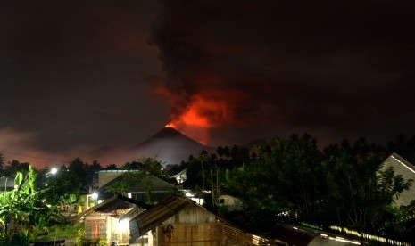 Gunung Soputan menghembuskan awan panas di Minahasa Tenggara, Sulawesi Utara, Minggu (16/12/2018). 