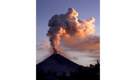 Gunung Soputan menyemburkan lava pijar dan debu vulkanis terlihat dari Desa Silian 3, Minahasa Tenggara, Sulawesi Utara, Selasa (5/1).