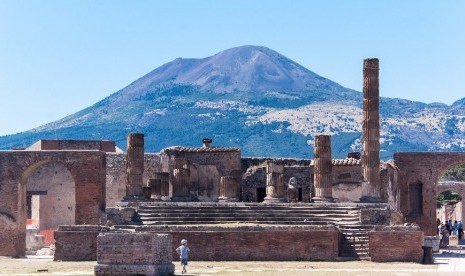 Gunung Vesuvius tampak dari Pompeii, situs arkeologi di Italia.