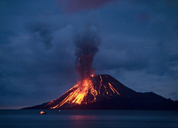 Gunung Anak Krakatau saat aktif beberapa waktu lalu